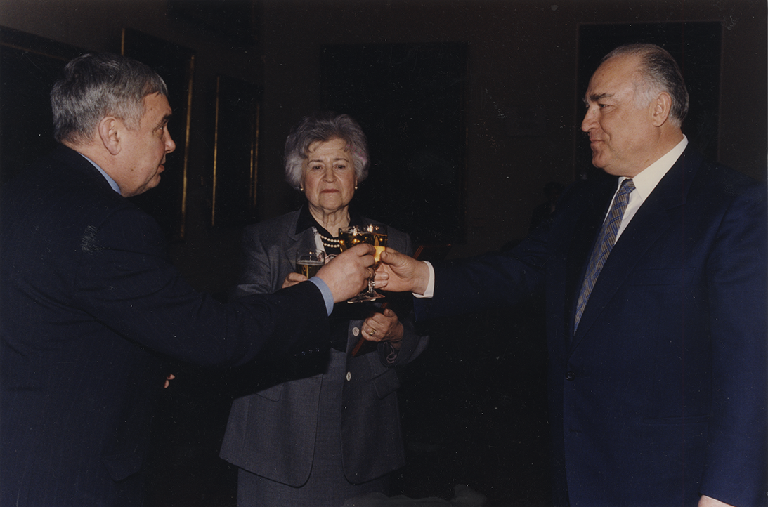 С наступающим 1997 годом! В. С. Черномырдин, И. А. Антонова, Е. Ю. Сидоров
